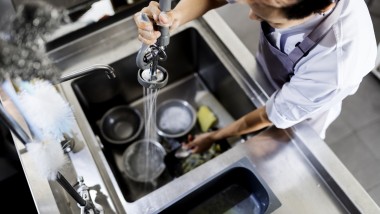 System kanalizacyjny Geberit Silent-PP może być stosowany w gastronomii do odprowadzania ścieków zawierających oleje i tłuszcze (© Shutterstock).