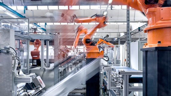 Ramiona robotów na linii montażowej w hali produkcyjnej spłuczek podtynkowych Geberit (© Geberit) Ramiona robotów na linii montażowej w hali produkcyjnej spłuczek podtynkowych Geberit (© Geberit)