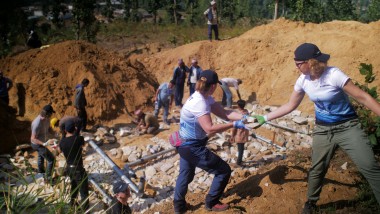 Pracownicy firmy Geberit układają rury wodociągowe dla społeczności nepalskiej wioski (© Marcin Mossakowski)