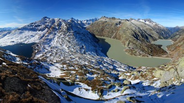 Widok ze szczytu na zimowy krajobraz w regionie Grimsel (© Kraftwerke Oberhasli AG)