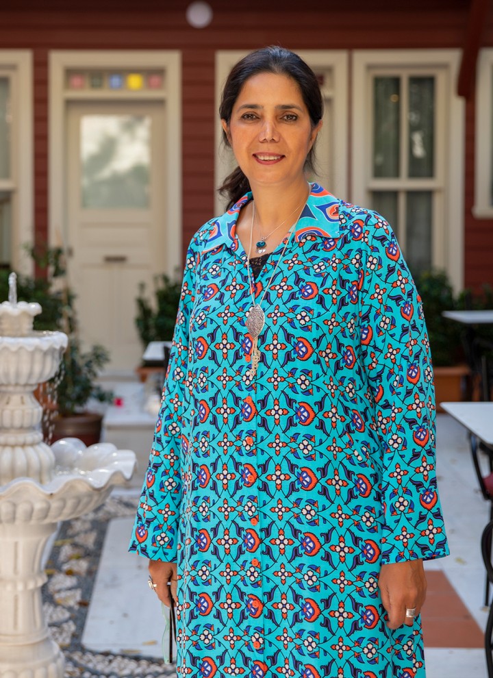 Ekspert ds. restauracji i właściciel hotelu: Deniz Alkan na dziedzińcu specjalnie przebudowanego hotelu Turkish House w Stambule (© Haydar Erçin) Ekspert ds. restauracji i właściciel hotelu: Deniz Alkan na dziedzińcu specjalnie przebudowanego hotelu Turkish House w Stambule (© Haydar Erçin)