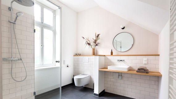 W łazienkach gościnnych zainstalowano umywalkę Geberit ONE i baterię ścienną ONE. Toaleta myjąca Geberit AquaClean Sela oferuje ten dodatkowy komfort (© Geberit) W łazienkach gościnnych zainstalowano umywalkę Geberit ONE i baterię ścienną ONE. Toaleta myjąca Geberit AquaClean Sela oferuje ten dodatkowy komfort (© Geberit)