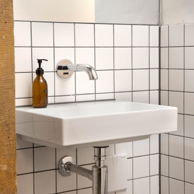 Baterie sterowane elektronicznie Geberit Piave w pomieszczeniach sanitarnych są szczególnie higieniczne. Do obsługi kranu nie jest wymagany kontakt ręczny (© Geberit) Baterie sterowane elektronicznie Geberit Piave w pomieszczeniach sanitarnych są szczególnie higieniczne. Do obsługi kranu nie jest wymagany kontakt ręczny (© Geberit)