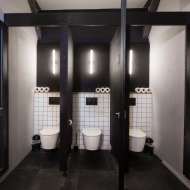 Pomieszczenia sanitarne z produktami Geberit wyznaczają nowoczesne akcenty w tradycyjnym domu z muru pruskiego (© Geberit)