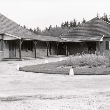 Obóz dla uchodźców staje się miejscem spotkania i pamięci (© Blåvandshuk Local History Archive) Obóz dla uchodźców staje się miejscem spotkania i pamięci (© Blåvandshuk Local History Archive)