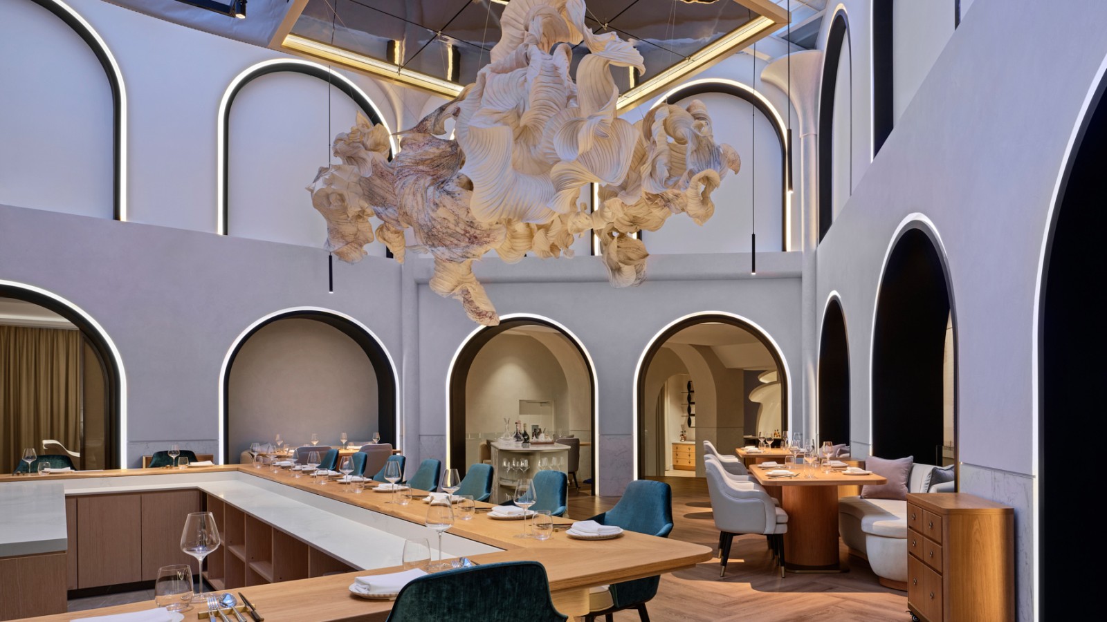 Chmura papieru unosi się nad główną jadalnią nowej singapurskiej restauracji Born (© Owen Raggett) Chmura papieru unosi się nad główną jadalnią nowej singapurskiej restauracji Born (© Owen Raggett)