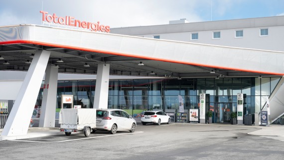 Nowy parking w Evendorfie został otwarty w 2023 roku – i jest wyposażony w publiczną toaletę od 2theloo (© Meike Goebel) Nowy parking w Evendorfie został otwarty w 2023 roku – i jest wyposażony w publiczną toaletę od 2theloo (© Meike Goebel)