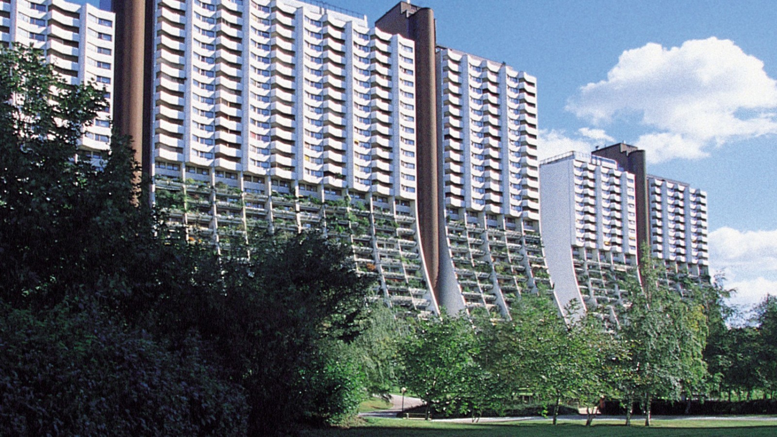 Aby zainstalować rury PE, niektórzy pracownicy musieli zejść po linie z balkonu niczym alpiniści (© Gesiba) Aby zainstalować rury PE, niektórzy pracownicy musieli zejść po linie z balkonu niczym alpiniści (© Gesiba)