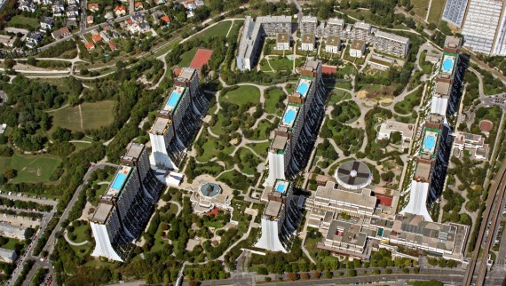Centralnym elementem kompleksu są baseny na siedmiu dachach. (© Julius Silver) Centralnym elementem kompleksu są baseny na siedmiu dachach. (© Julius Silver)
