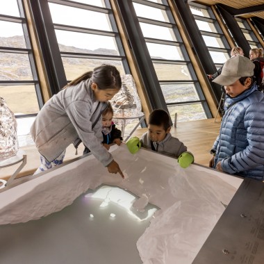 Dzieci na wystawie w Centrum Lodowym Ilulissat (© Adam Mørk) Dzieci na wystawie w Centrum Lodowym Ilulissat (© Adam Mørk)