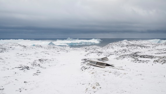 Centrum Icefjord jest jedynym budynkiem pośrodku lodowego krajobrazu (© Adam Mørk) Centrum Icefjord jest jedynym budynkiem pośrodku lodowego krajobrazu (© Adam Mørk)