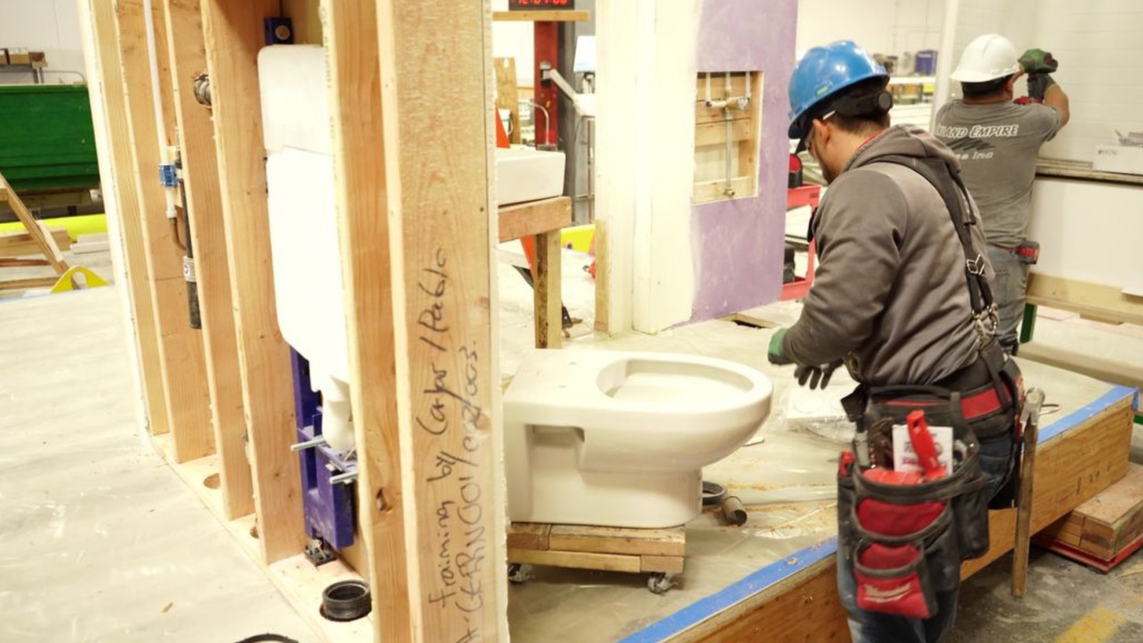 W łazience zastosowano oszczędzające miejsce stelaże podtynkowe Geberit Duofix ze spłuczkami. (© Geberit) W łazience zastosowano oszczędzające miejsce stelaże podtynkowe Geberit Duofix ze spłuczkami. (© Geberit)