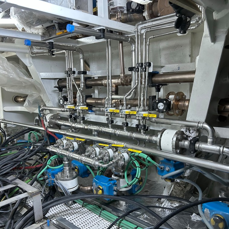 Tak wygląda maszynownia jachtu ze stoczni Su Marine. Rury Mapress Edelstahl i CuNiFe są zainstalowane w bardzo ograniczonej przestrzeni. (© Su Marine Yachting) Tak wygląda maszynownia jachtu ze stoczni Su Marine. Rury Mapress Edelstahl i CuNiFe są zainstalowane w bardzo ograniczonej przestrzeni. (© Su Marine Yachting)