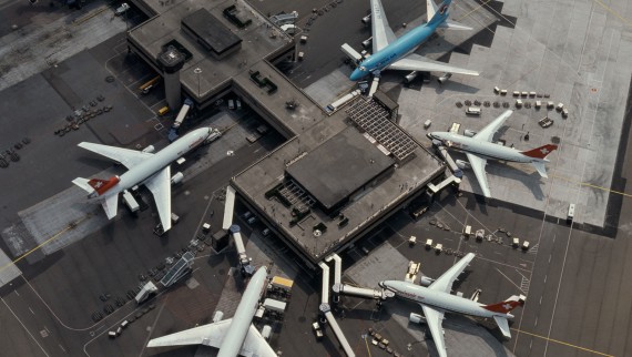 Widok z lotu ptaka na Terminal B na lotnisku w Zurychu (początek lat 80.) (© Swissair) Widok z lotu ptaka na Terminal B na lotnisku w Zurychu (początek lat 80.) (© Swissair)