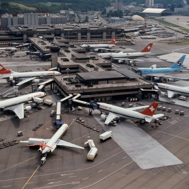 Widok z lotu ptaka na Terminal B w Zurychu w latach 80. XX wieku. (© Swissair) Widok z lotu ptaka na Terminal B w Zurychu w latach 80. XX wieku. (© Swissair)