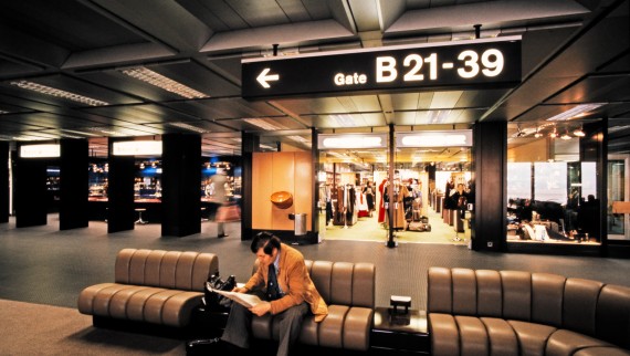 Zdjęcie wnętrza terminalu B na lotnisku Zürich-Kloten z lat 80. XX wieku (© ETH-Bibliothek Zürich) Zdjęcie wnętrza terminalu B na lotnisku Zürich-Kloten z lat 80. XX wieku (© ETH-Bibliothek Zürich)