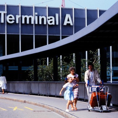Piesi przed Terminalem A w 1985 roku. (© Swissair) Piesi przed Terminalem A w 1985 roku. (© Swissair)