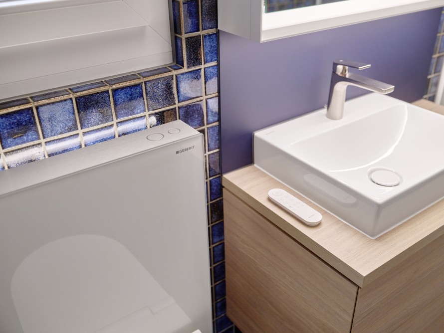 Wersja Monolith Plus oferuje dodatki, takie jak oświetlenie LED i system usuwania zapachów (© Ben Huggler)