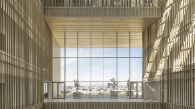 Atrium pokryte jest profilami z anodowanego aluminium pokrytego złotem, których odcienie zmieniają się w zależności od położenia słońca (© Ana Skobe)