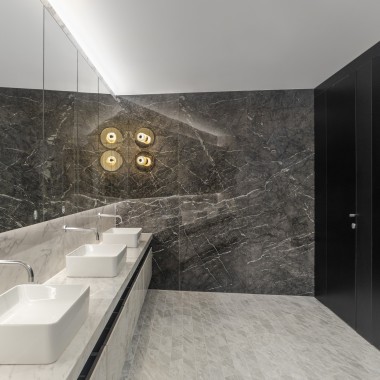 Prosta elegancja – również w pomieszczeniach sanitarnych. Za ścianą: oszczędzający wodę Geberit WC System (© Ana Skobe) Prosta elegancja – również w pomieszczeniach sanitarnych. Za ścianą: oszczędzający wodę Geberit WC System (© Ana Skobe)