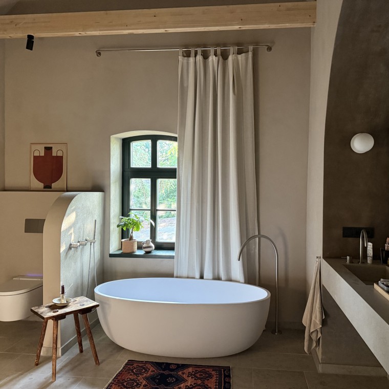 Łazienki mają swoje własne nazwy, tu: "łazienka beżowa" (© Büşra Qadir)