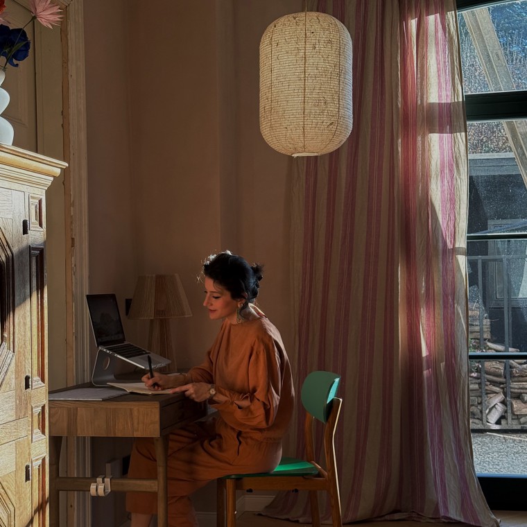 Büşra Qadir nazywa swój styl wnętrzarski "Fusion living", łącząc kultury, style i kolory (© Büşra Qadir)