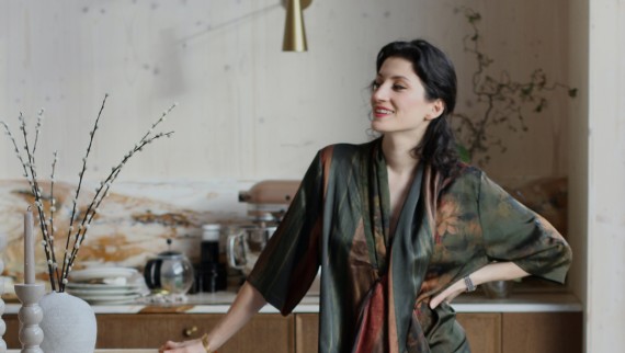 Ekspertka i projektantka wnętrz Büşra Qadir (© Büşra Qadir)