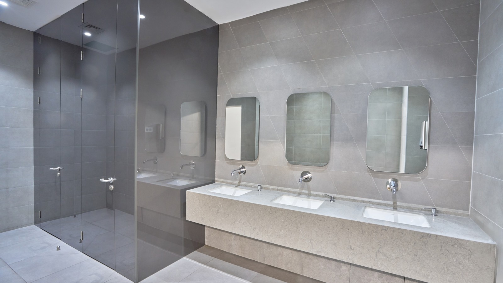 Prostota i elegancja: umywalka Geberit VariForm i bateria Piave. © Oğuzhan Kasar Prostota i elegancja: umywalka Geberit VariForm i bateria Piave. © Oğuzhan Kasar