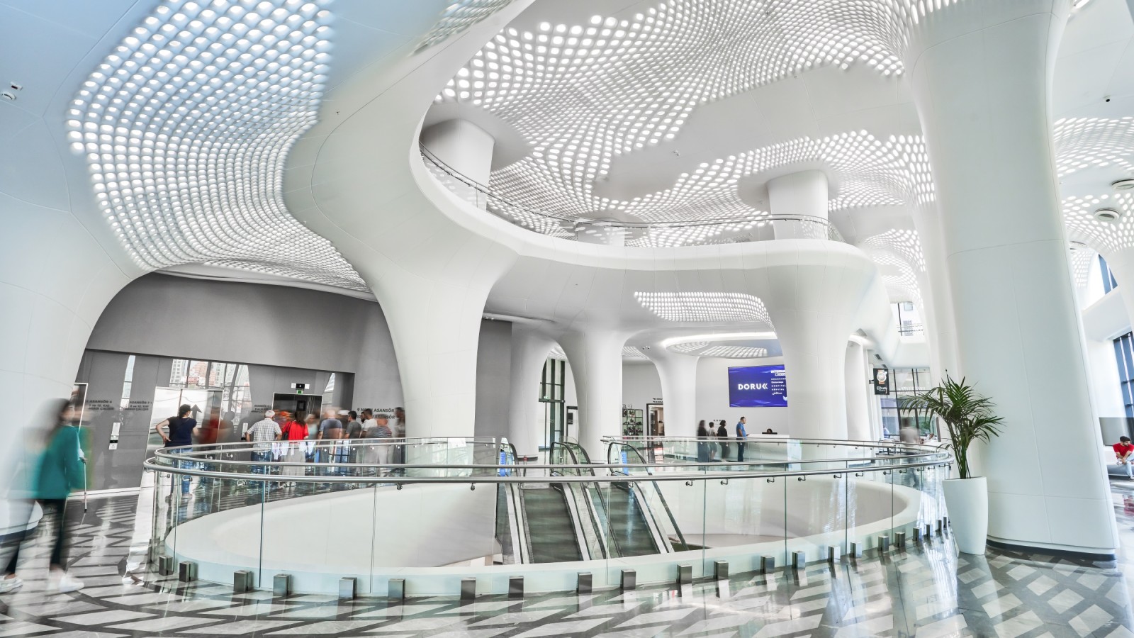 Futurystyczny i skąpany w świetle: szpital Doruk Nilüfer w Bursie stawia na przestronne pomieszczenia i organiczne formy. (© Doruk Hospital) Futurystyczny i skąpany w świetle: szpital Doruk Nilüfer w Bursie stawia na przestronne pomieszczenia i organiczne formy. (© Doruk Hospital)