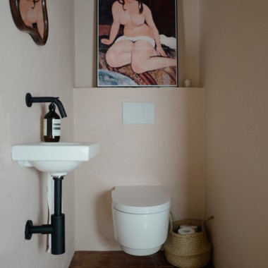 Toaleta myjąca AquaClean Mera delikatnie oczyszcza wodą, zapewniając wyjątkowy komfort. Całość uzupełniają idealnie dopasowane elementy: elegancki przycisk spłukujący Sigma70 oraz umywalka iCon Light. (© Anna W.)