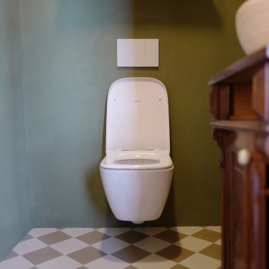 Stylowa toaleta dla gości z miską WC Selnova Square i przyciskiem spłukującym Sigma70 (© Anna W.)