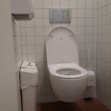 W toaletach publicznych często instalowane są produkty marki Geberit (© Geberit)