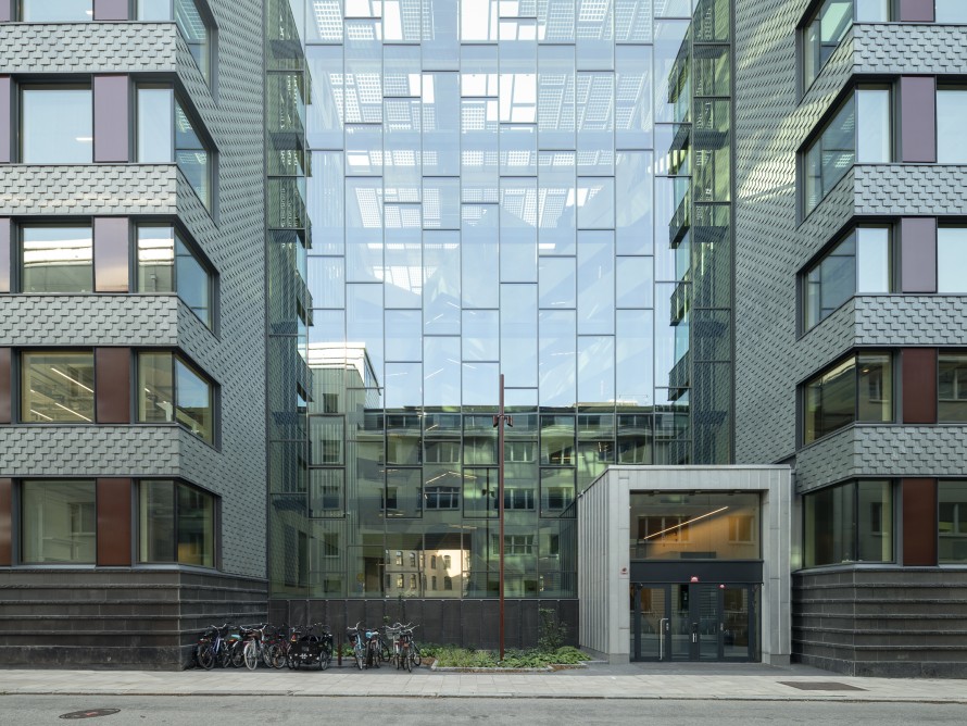 Trzy dotychczas oddzielne części budynku zostały połączone wspólnym wewnętrznym dziedzińcem, tworząc nową całość (© baraBild)