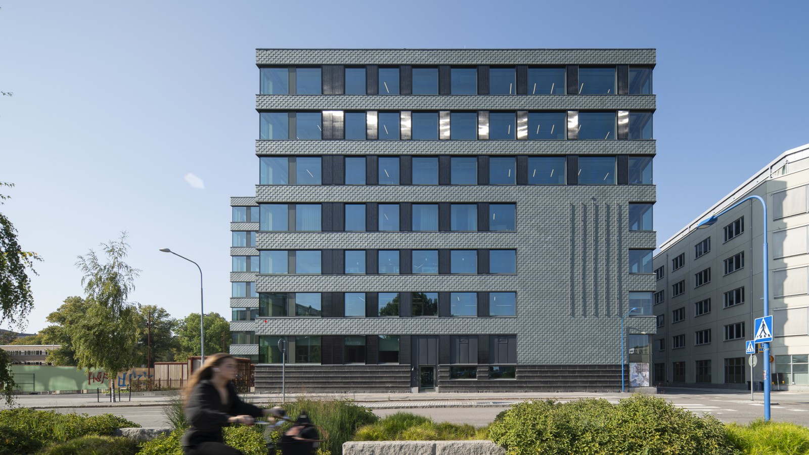 Fasada wykonana z łupków i zintegrowanych paneli słonecznych zapewnia efektywność energetyczną (© baraBild)