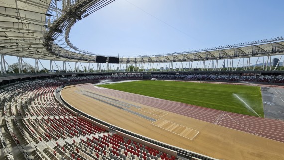 Centralny plac stadionu przeznaczony jest na duże wydarzenia, ale w połowie wysokości znajduje się tor dostępny dla wszystkich(© Geberit) Centralny plac stadionu przeznaczony jest na duże wydarzenia, ale w połowie wysokości znajduje się tor dostępny dla wszystkich(© Geberit)