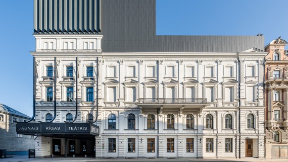 Od zrujnowanego starego budynku do architektonicznego klejnotu: Nowy Teatr w Rydze (© Jānis Salmanis) Od zrujnowanego starego budynku do architektonicznego klejnotu: Nowy Teatr w Rydze (© Jānis Salmanis)