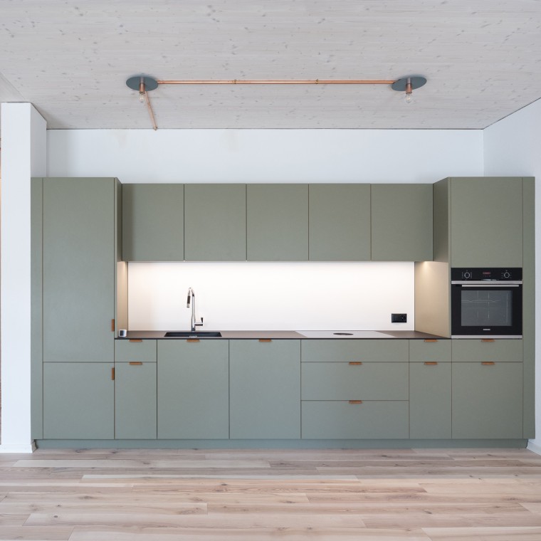 Kable natynkowe są instalowane w celu umożliwienia elastycznego użytkowania budynku w dłuższej perspektywie. © Openly / Jens Ellensohn Kable natynkowe są instalowane w celu umożliwienia elastycznego użytkowania budynku w dłuższej perspektywie. © Openly / Jens Ellensohn