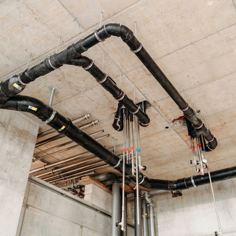 Wieżowiec mieszkalny DS 90: rury zbiorcze w strefie wlotu Wieżowiec mieszkalny DS 90: rury zbiorcze w strefie wlotu