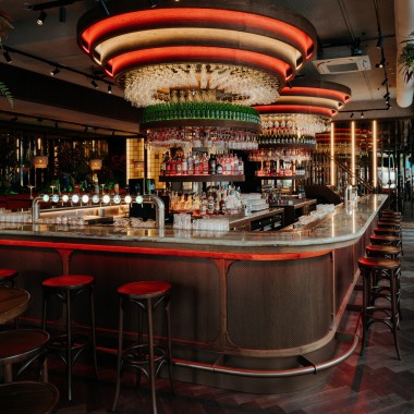 Na parterze: legendarna kawiarnia Heineken Hoek Grand Café zyskała nowy wygląd (© Nina Slagmolen) Na parterze: legendarna kawiarnia Heineken Hoek Grand Café zyskała nowy wygląd (© Nina Slagmolen)