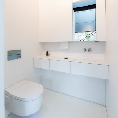 Minimalistyczny wystrój wnętrza, maksymalny komfort – dzięki toalecie myjącej Geberit AquaClean Mera Comfort. (© Lucas van der Wee)