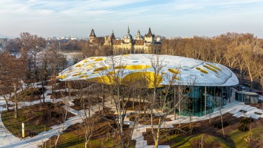 Grzyb w parku? Ikoniczny dach „Domu Muzyki Węgry” widziany z góry.(© Városliget Zrt.) Grzyb w parku? Ikoniczny dach „Domu Muzyki Węgry” widziany z góry.(© Városliget Zrt.)