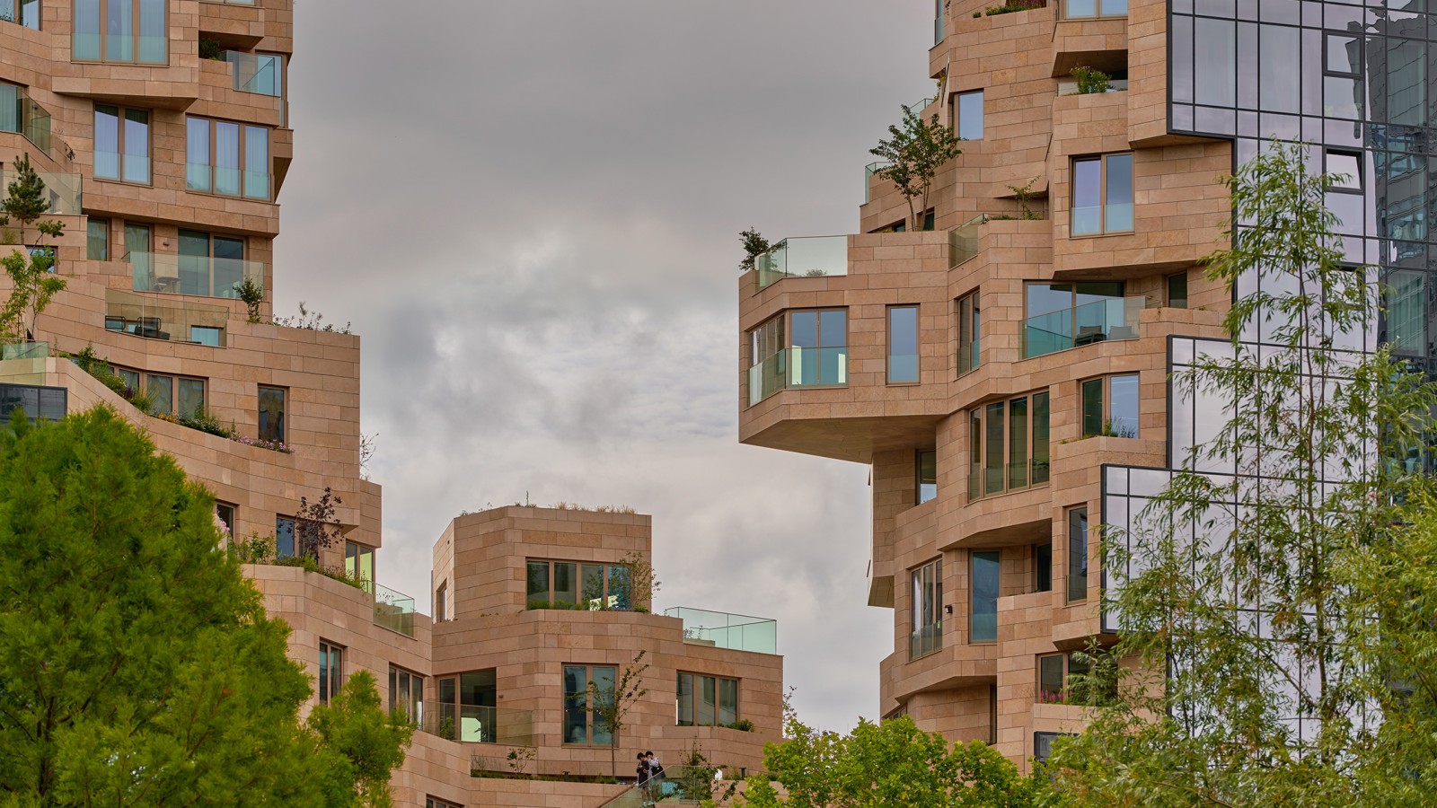 Obecnie jeszcze naga fasada wkrótce się zazieleni: Rośnie tu 155 odmian roślin (© Marcel Steinbach)