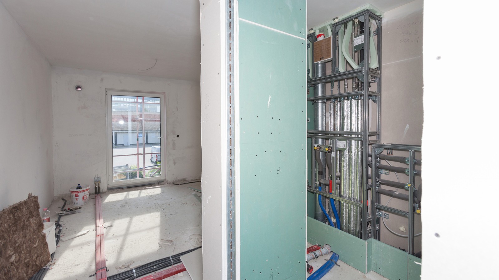 Przemysłowo prefabrykowany system instalacyjny Geberit GIS dla kompletnego systemu zasilania i odwadniania skrócił czas budowy o trzy miesiące (© Geberit) Przemysłowo prefabrykowany system instalacyjny Geberit GIS dla kompletnego systemu zasilania i odwadniania skrócił czas budowy o trzy miesiące (© Geberit)