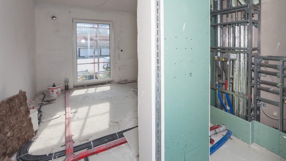 Przemysłowo prefabrykowany system instalacyjny Geberit GIS dla kompletnego systemu zasilania i odwadniania skrócił czas budowy o trzy miesiące (© Geberit) Przemysłowo prefabrykowany system instalacyjny Geberit GIS dla kompletnego systemu zasilania i odwadniania skrócił czas budowy o trzy miesiące (© Geberit)