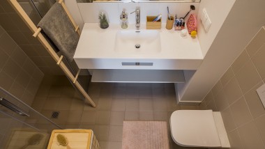 Mały, mniejszy, wystarczający: jedna z łazienek w LivinnX. (© Jaroslaw Kakal/Geberit)