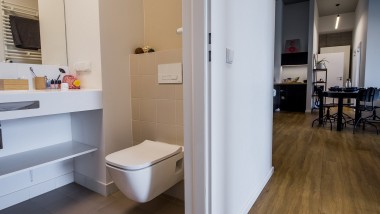 Projekt zwiększający przestrzeń: mini łazienka w mieszkaniu w akademiku LivinnX. (© Jaroslaw Kakal/Geberit) Projekt zwiększający przestrzeń: mini łazienka w mieszkaniu w akademiku LivinnX. (© Jaroslaw Kakal/Geberit)