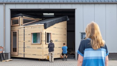 Wielkie przeprowadzki dla małego domu: W maju 2022 firma „Sprout” przeniosła się z warsztatu do zielonej dzielnicy Olst-Wijhe (NL) (© Chiela van Meerwijk)