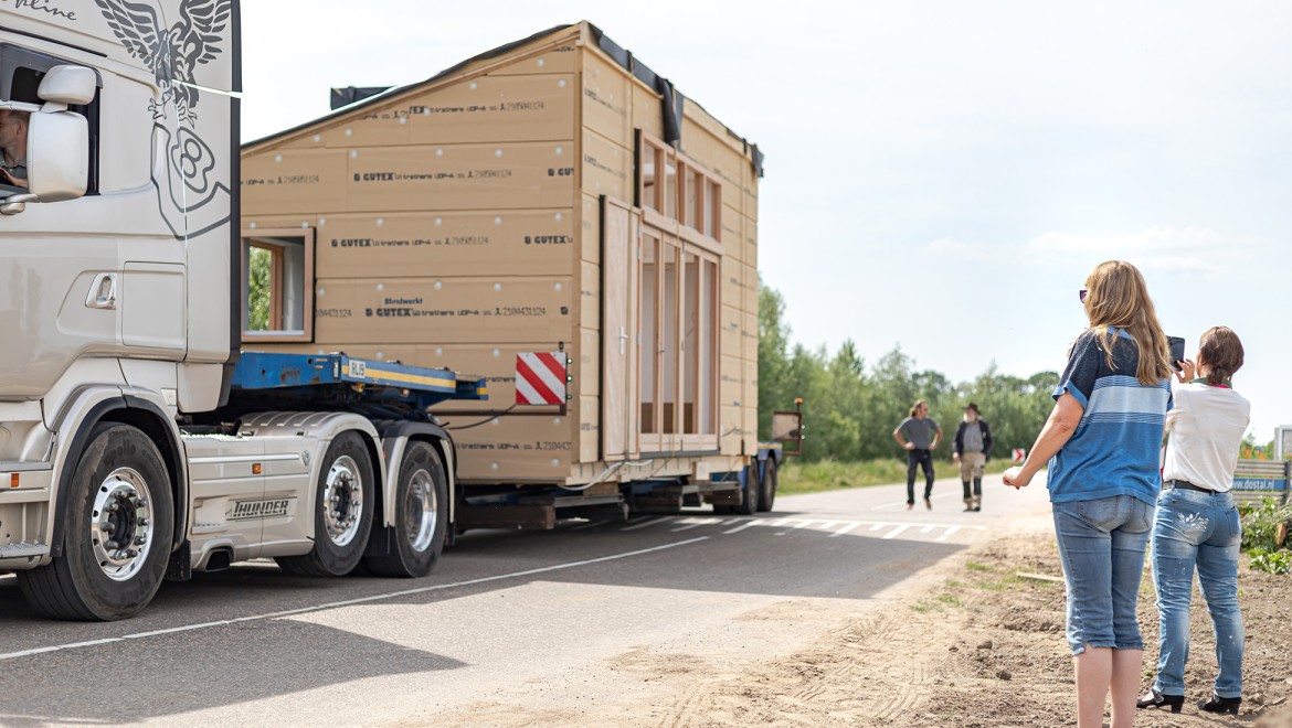 Transport domku Tiny House (© Chiela van Meerwijk)