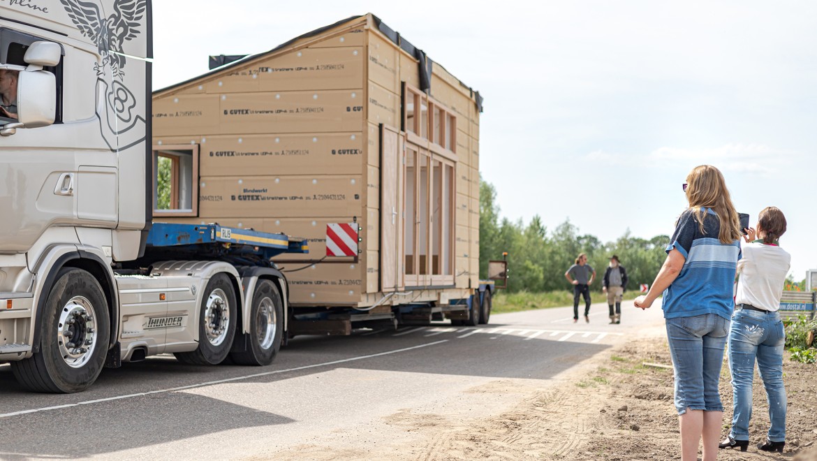 Transport domku Tiny House (© Chiela van Meerwijk) Transport domku Tiny House (© Chiela van Meerwijk)