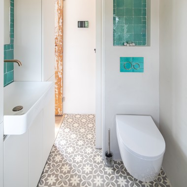Wszystko do małej łazienki: WC, przycisk uruchamiający i umywalka nablatowa firmy Geberit. (© Chiela van Meerwijk)